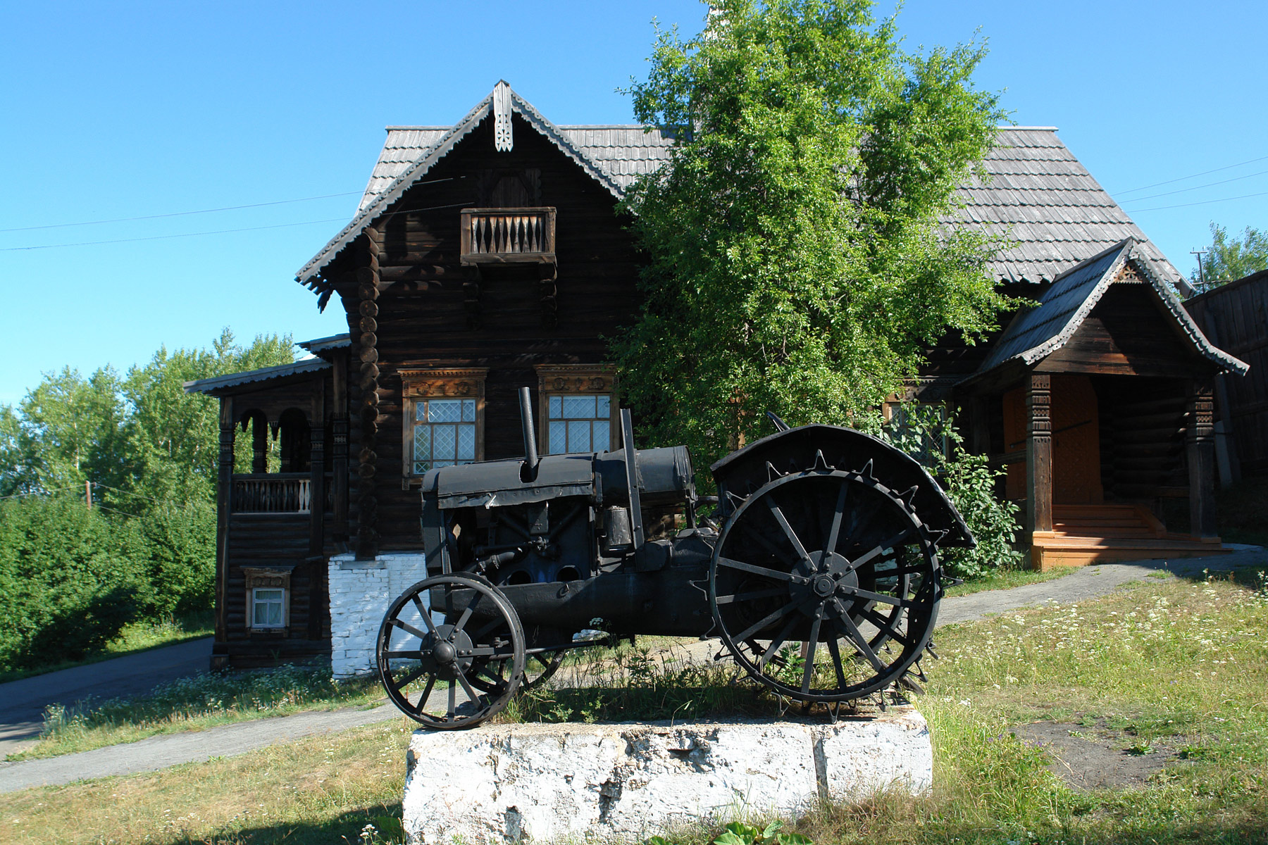 Дом почётных гостей и трактор, Верхотурье (Verkhoturye)